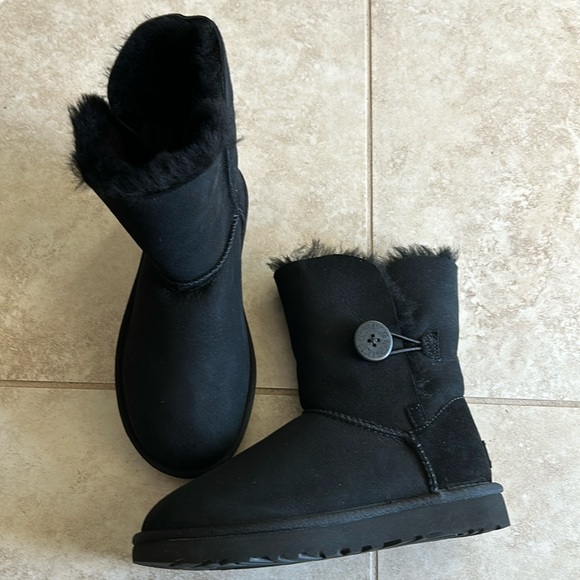 NWOB UGG Women's Bailey Button II Boot - Black (US 5) - Picture 2 of 8